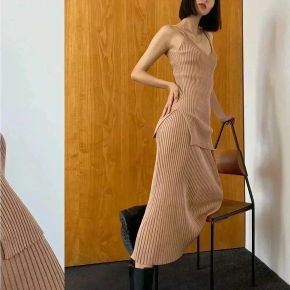 Aritzia -  Babaton Manor Sweater - Ribbed Tank - Picture 2 of 8